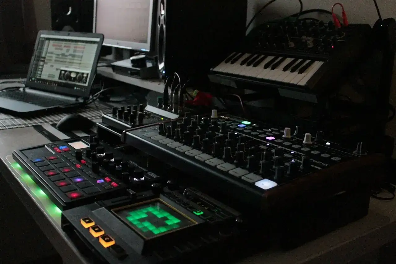sprzęt do produkcji muzyki elektronicznej lata 90