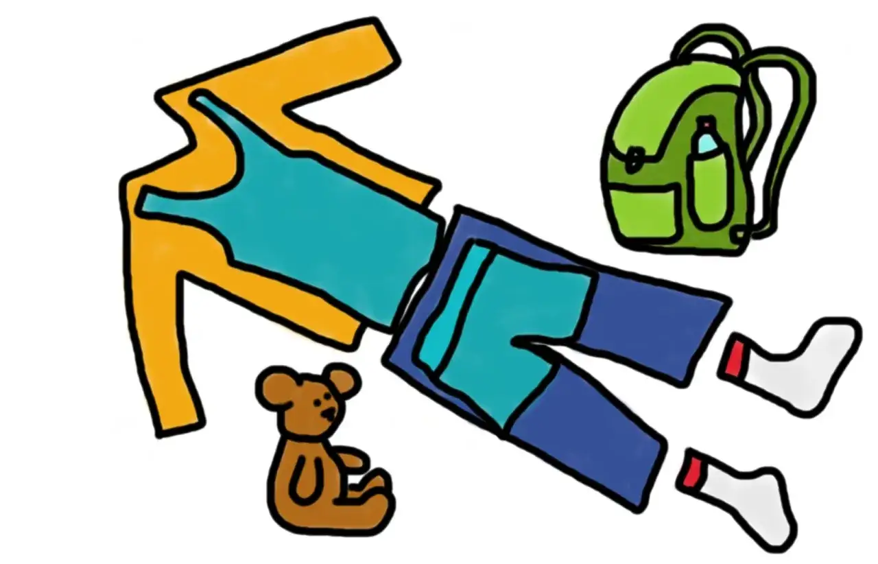 Ein Kind will sich nicht anziehen. Kleidung, Teddy und Rucksack liegen verstreut, als ob das Kind sich weigert, sich fertig zu machen.