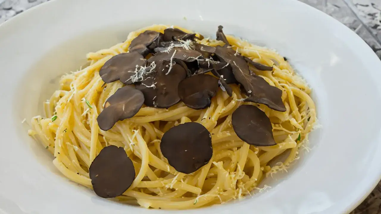 Delicioso plato de pasta con l&aacute;minas de trufa negra. La tartufata que es, es esta exquisita combinaci&oacute;n de pasta y trufa.