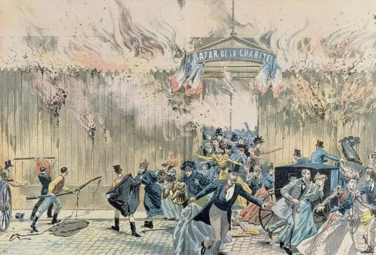 Chaos bricht aus beim Bazar de la Charité. Flammen lodern, Menschen fliehen panisch vor dem brennenden Gebäude.