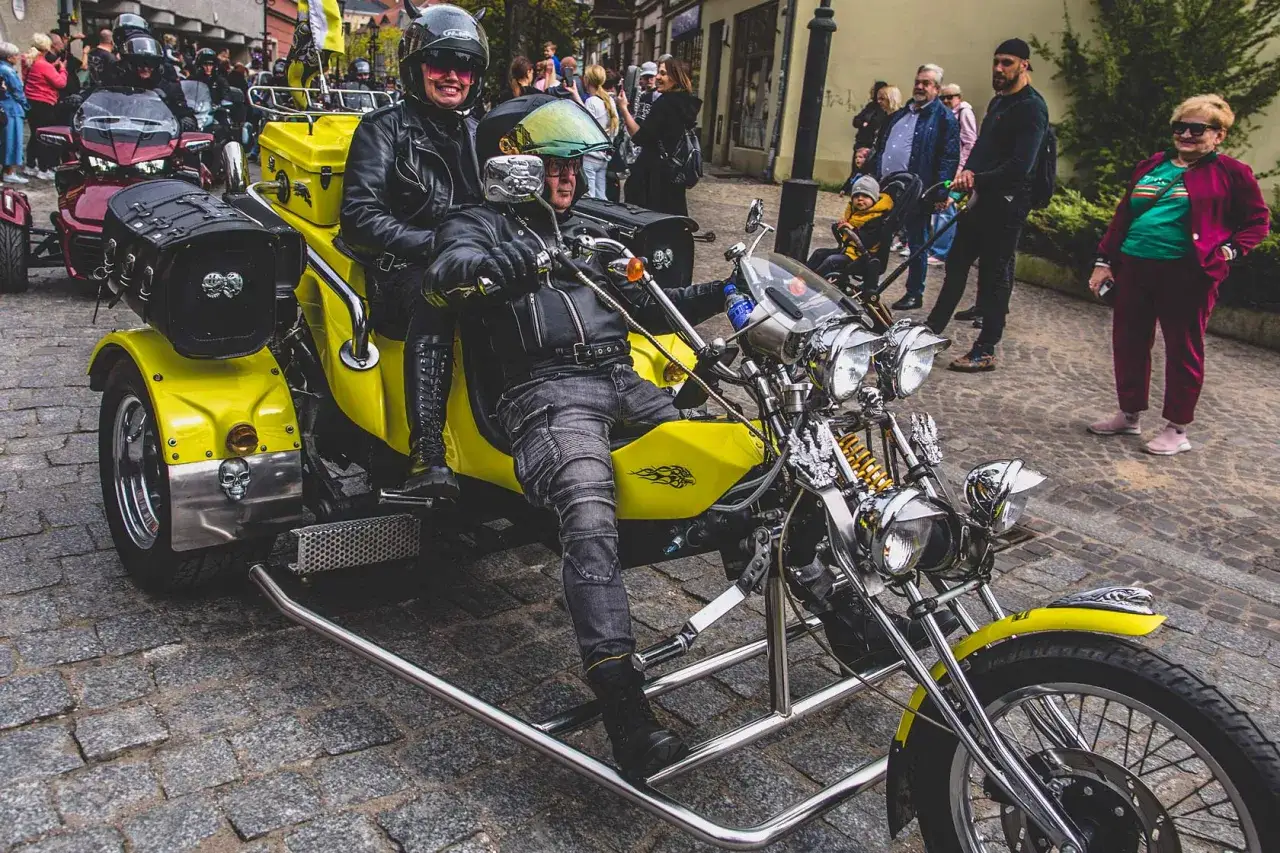 Para motocyklistów na żółtym trójkołowcu, w skórzanych kurtkach i kaskach. Czy motorem można jeździć po autostradzie? To pytanie zadaje sobie wielu.