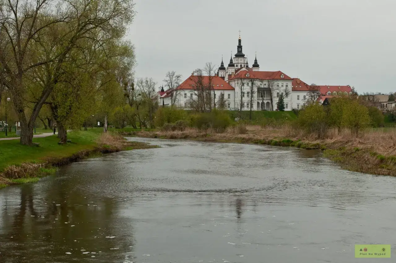 Rzeka Narew płynie obok klasztoru Bazylianów, jednego z głównych supraśl atrakcji. Wiosna budzi zieleń drzew.
