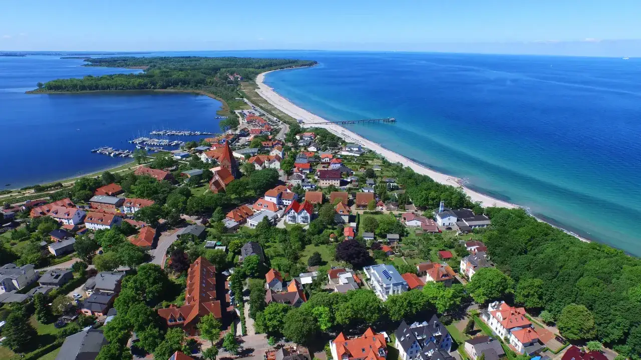 Luftaufnahme eines Küstenortes mit Yachthafen, Strand und Meer. Hier finden Sie Rerik Geheimtipps für Ihren Urlaub.
