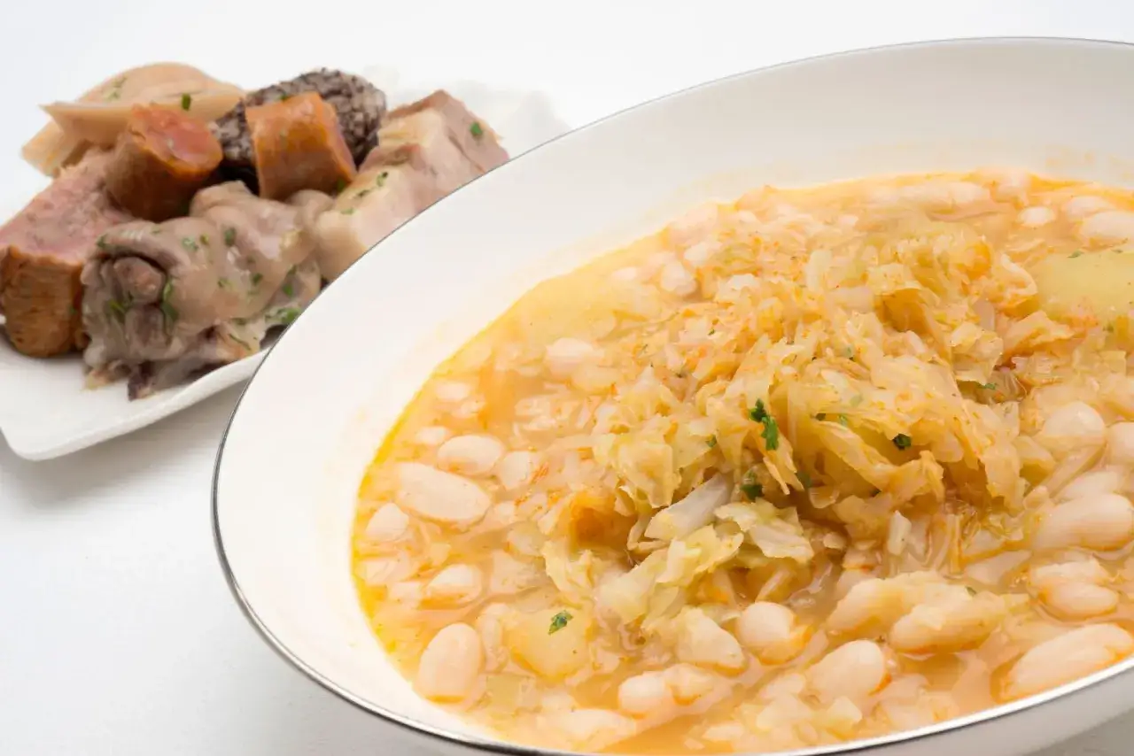 Un reconfortante cocido montañés, con sus tiernos garbanzos, verduras y carnes, listo para ser disfrutado.