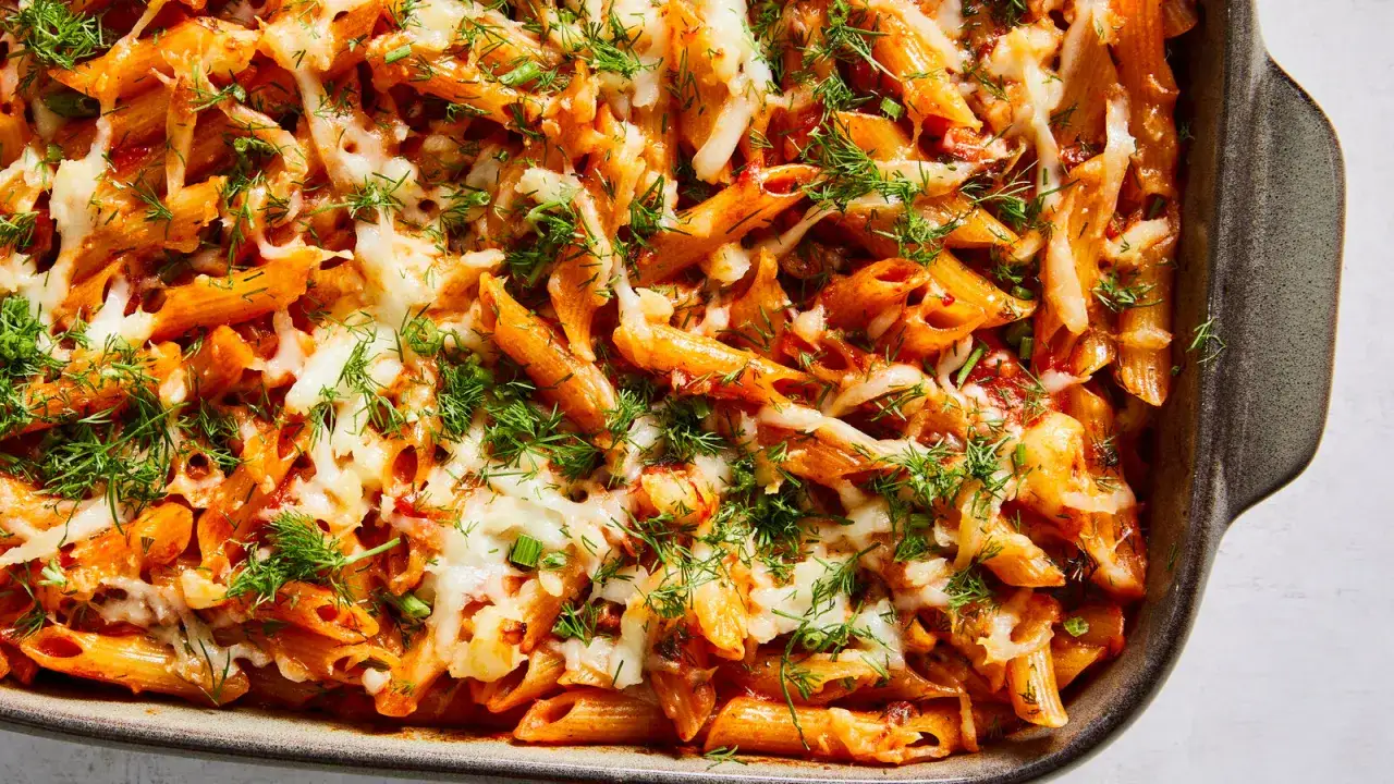 En ugnsbakad halloumi pasta med tomatsås och smält ost, toppad med färsk dill. En härlig middag!
