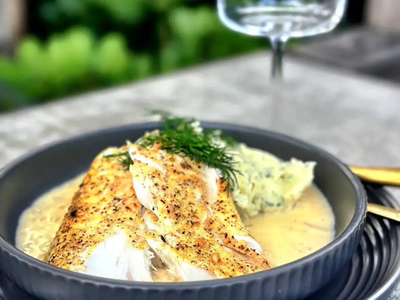 Gebratener Hecht mit cremiger Sauce und Dill. Ein k&ouml;stliches Gericht, das zeigt, wie man Hecht zubereiten kann.