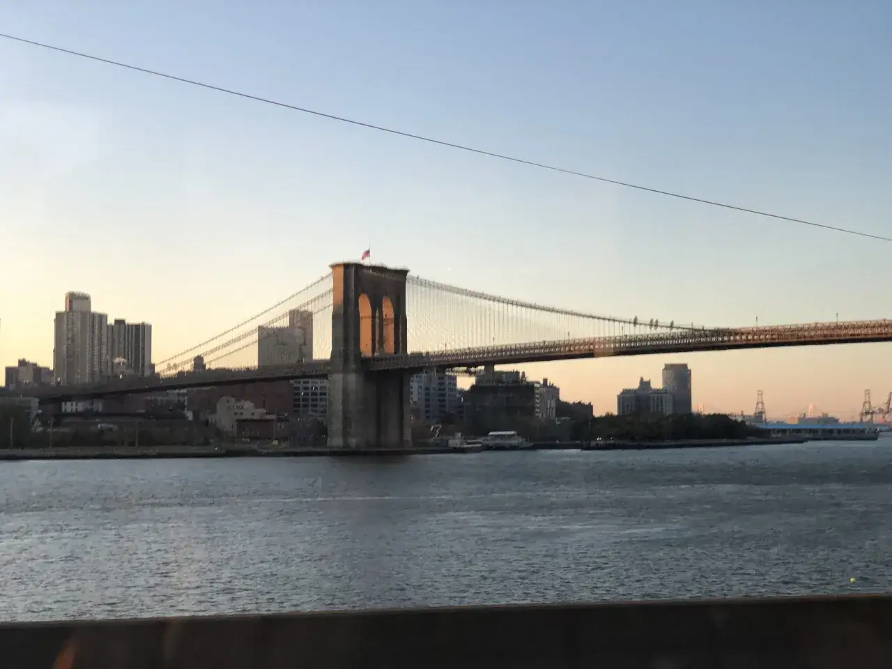 Le pont de Brooklyn au coucher du soleil, un défi de dénivelé marathon New York.