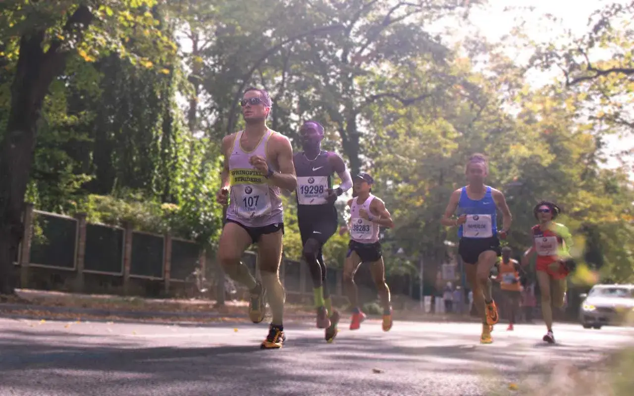 L&auml;ufer im Wettkampf, die auf eine Zeit unter 4 Stunden beim Marathon hoffen.