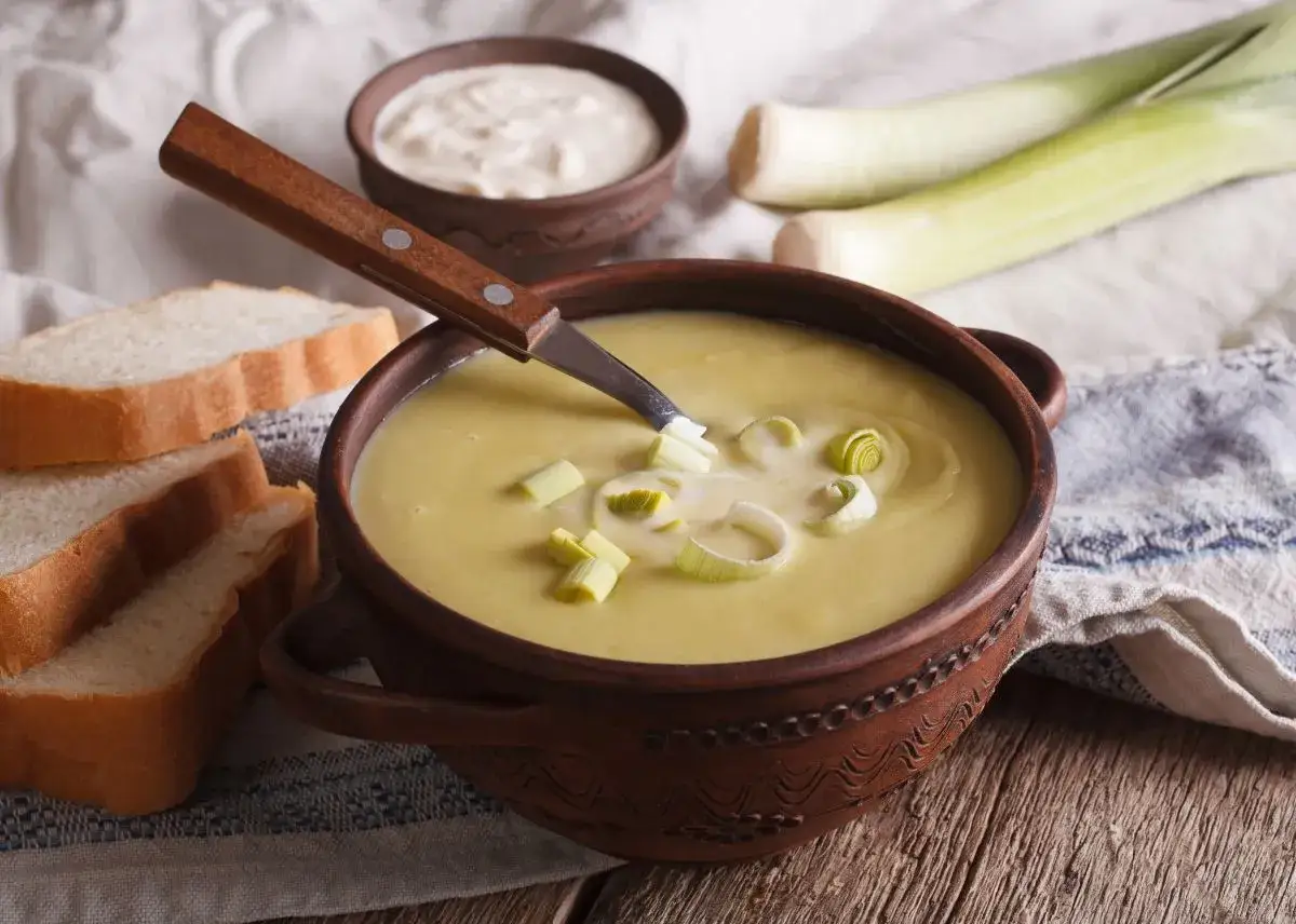 Crema de puerros, perfecta para hacer con tu **vichisua Thermomix**. Servida con pan y un toque de nata.
