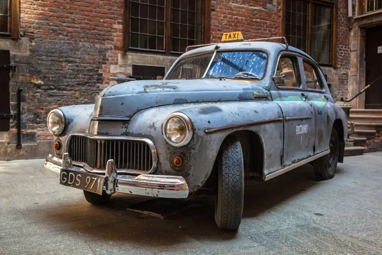 Stare samochody polskie, sfatygowana syrena taxi z tabliczką