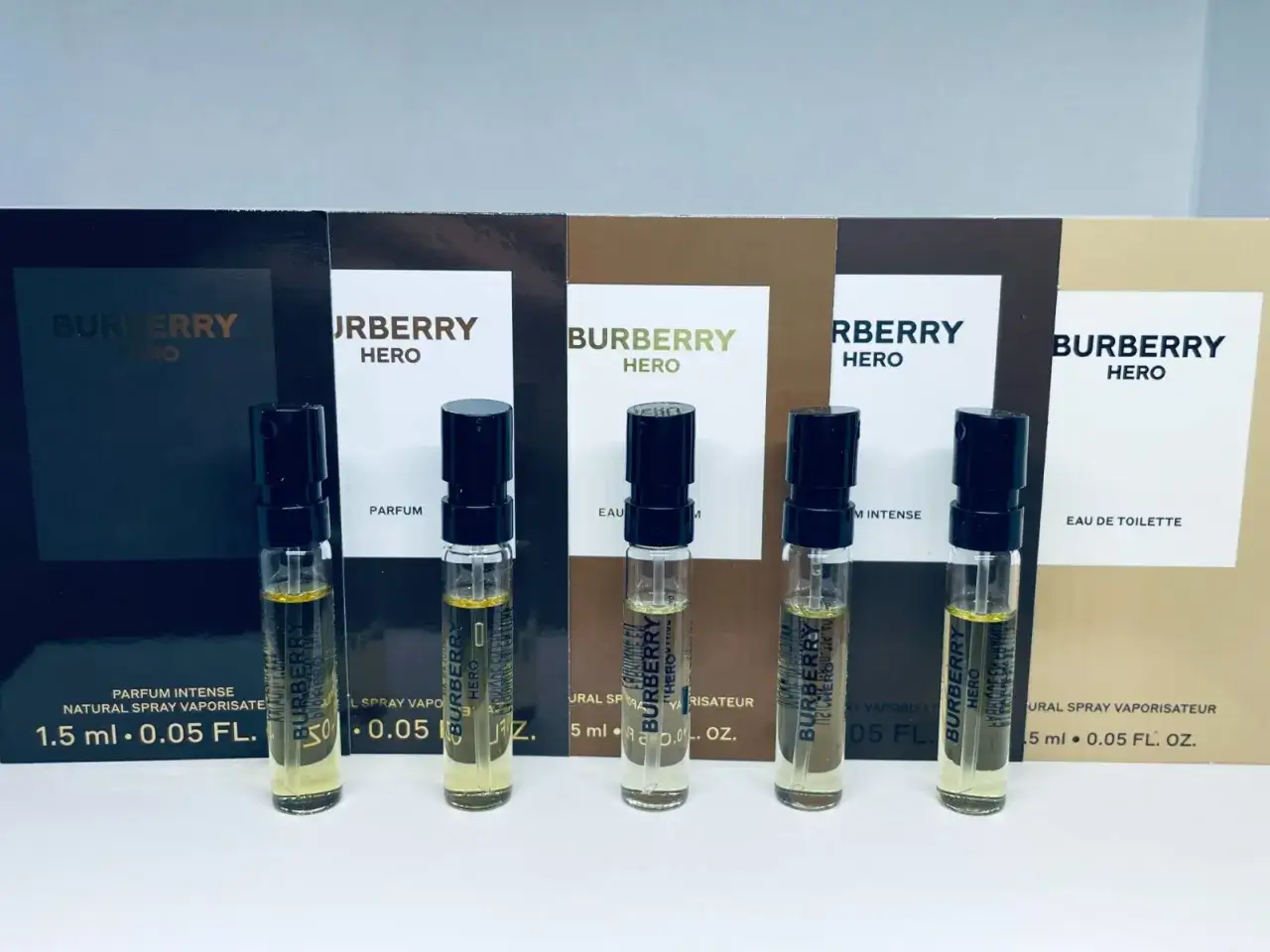 Zestaw próbek perfum Burberry Hero w eleganckich flakonikach. Idealne, by poczuć zapach bohatera.