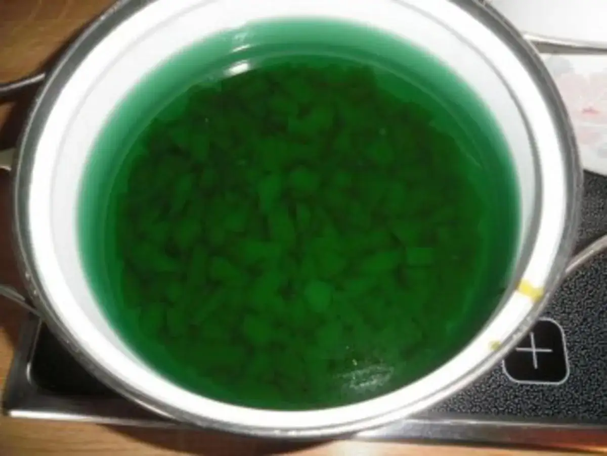 Gr&uuml;ner G&ouml;tterspeise-Mix im Topf, bereit f&uuml;r die Waldmeister-Verwendung in Desserts.