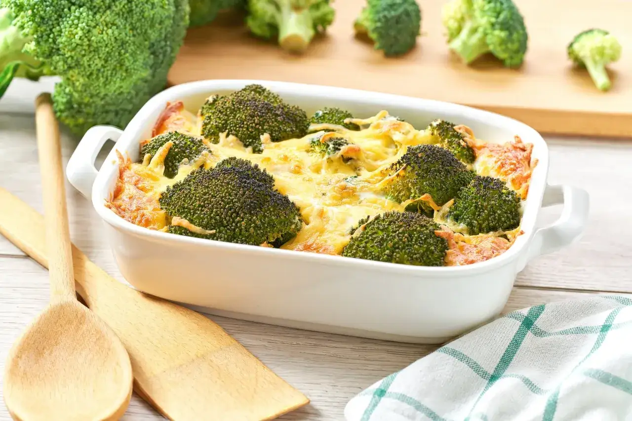 Un d&eacute;licieux gratin de brocolis tout juste sorti du four, gratin&eacute; au fromage fondant. Parfait pour un repas r&eacute;confortant.