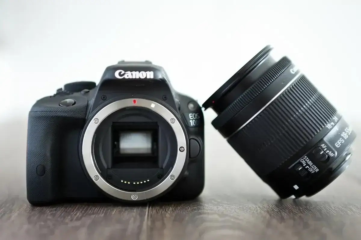 Czarne body lustrzanki Canon EOS 100D i obiektyw EFS 18-55mm. Zastanawiasz się dslr co to? To właśnie taki aparat!