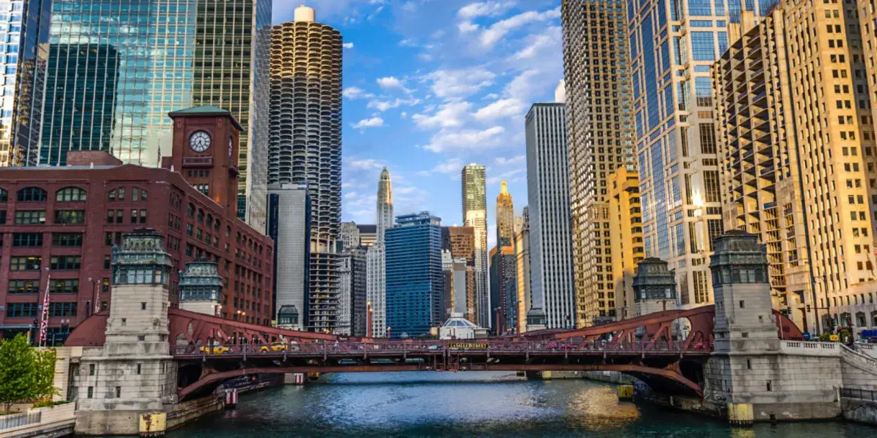 Mosty i drapacze chmur w Chicago. Warto zobaczyć to miasto, pełne architektonicznych cudów i tętniące życiem.