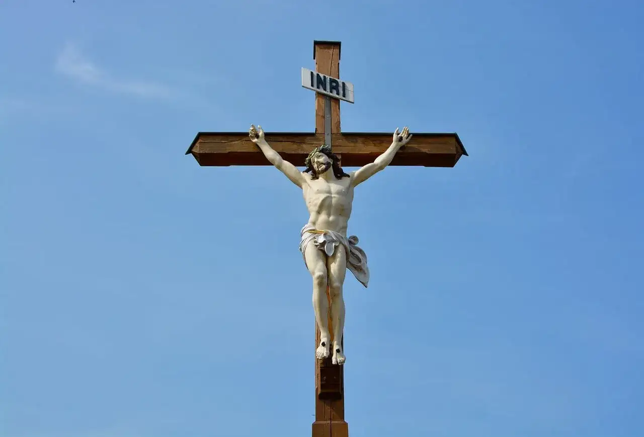 Figurka Jezusa na krzyżu, symbol ofiary i nadziei, przypomina o przyczynach kultu relikwii krwi w kościele katolickim.