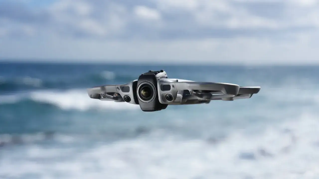 DJI Avata in volo, pronto per catturare immagini mozzafiato. Il suo design compatto e le sue capacit&agrave; lo rendono ideale per chi cerca un drone con patentino.
