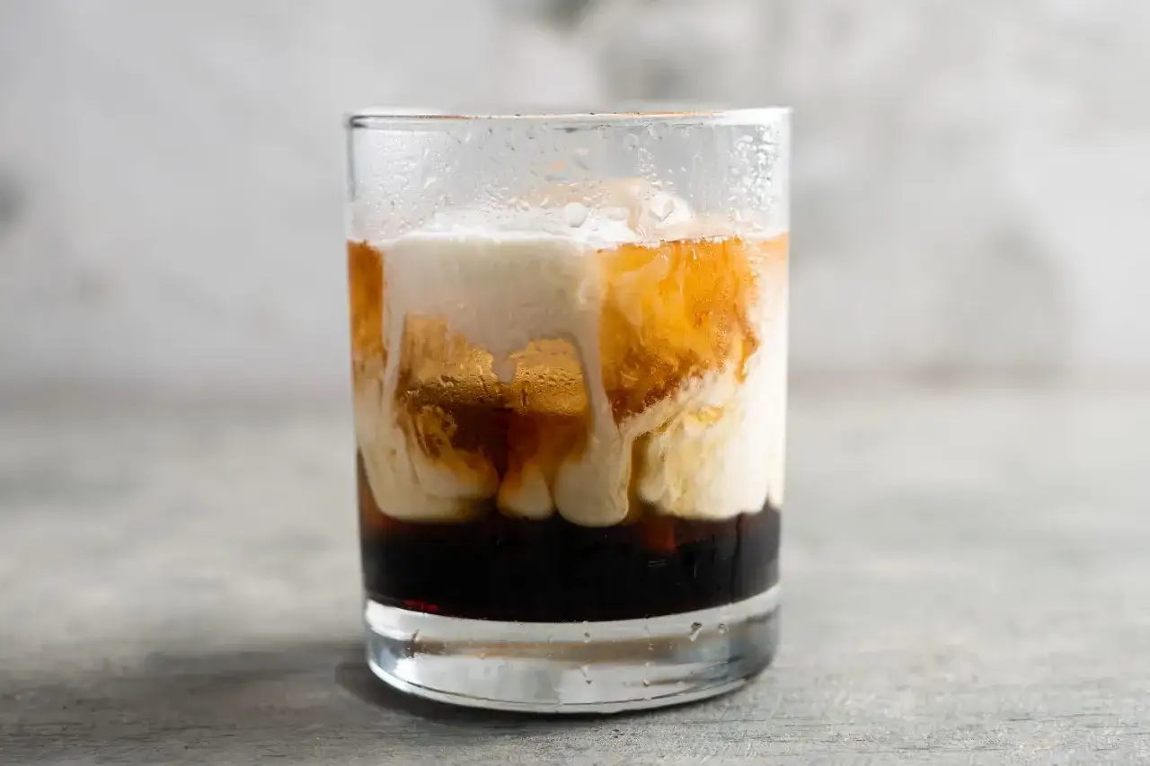 En krämig White Russian med lager av kaffe och grädde, perfekt för en avslappnad kväll.