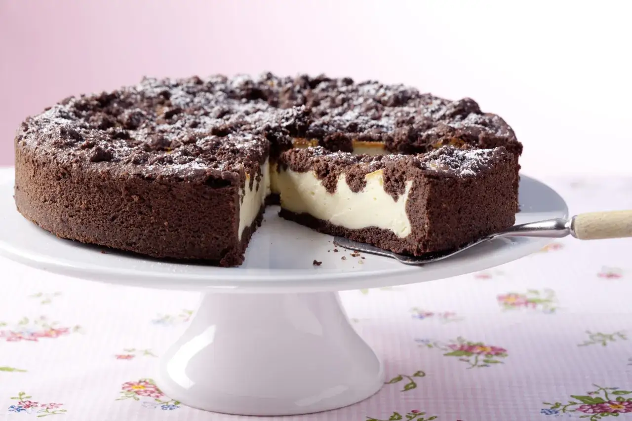 Ein saftiger russischer Zupfkuchen von Sally, mit Schokoladenstreuseln und cremiger Füllung, bereit zum Servieren.