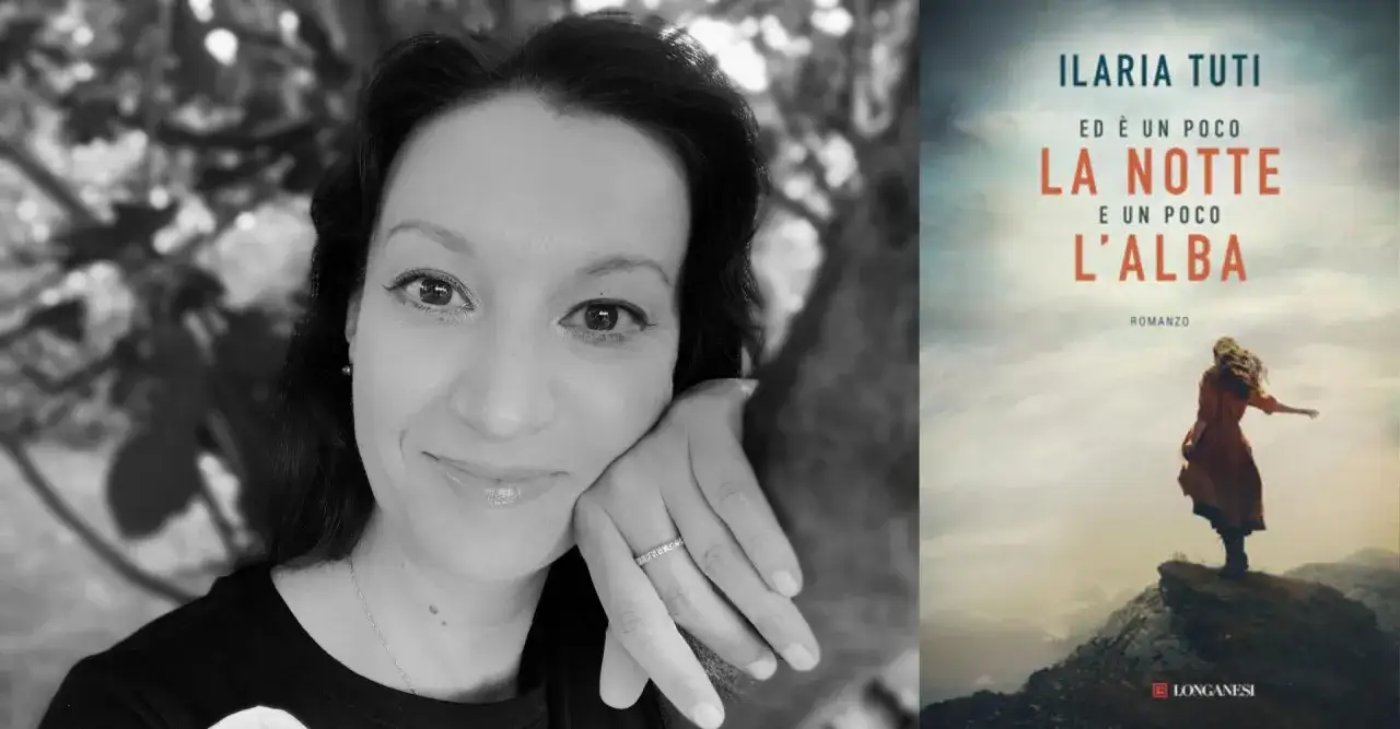 Ritratto di Ilaria Tuti accanto alla copertina del suo ultimo libro, 