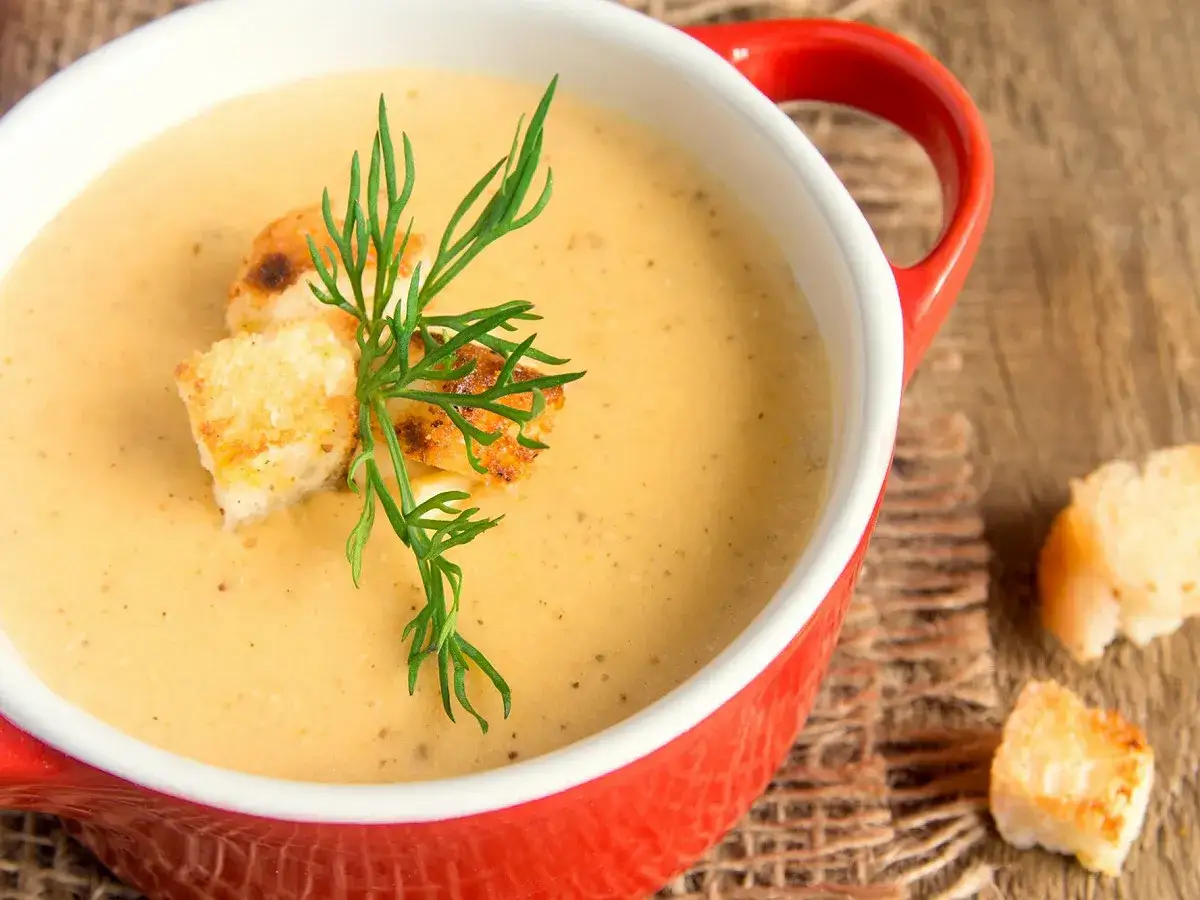 Soupe cr&eacute;meuse de patidou, garnie de cro&ucirc;tons dor&eacute;s et d'aneth. Une recette r&eacute;confortante pour l'automne.