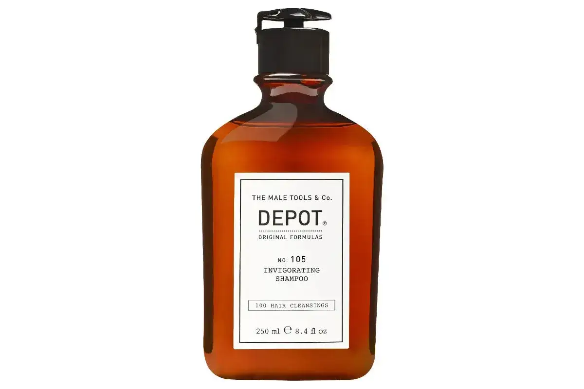 En flaska DEPOT No. 105 Invigorating Shampoo, 250 ml. Perfekt f&ouml;r att bek&auml;mpa manligt h&aring;ravfall och ge h&aring;ret nytt liv.