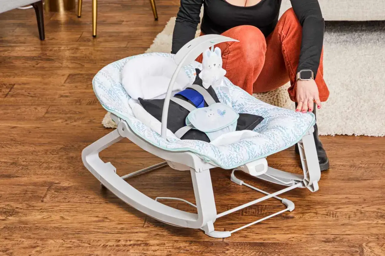 En bekv&auml;m babysitter med m&ouml;nster, redo att bli b&auml;st i test f&ouml;r ditt barn. En person sitter bredvid.