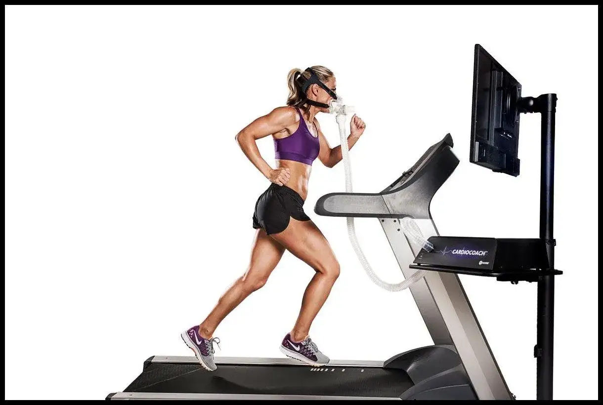 Athl&egrave;te en plein effort sur tapis roulant, masque respiratoire connect&eacute; pour mesurer son VO2 max.