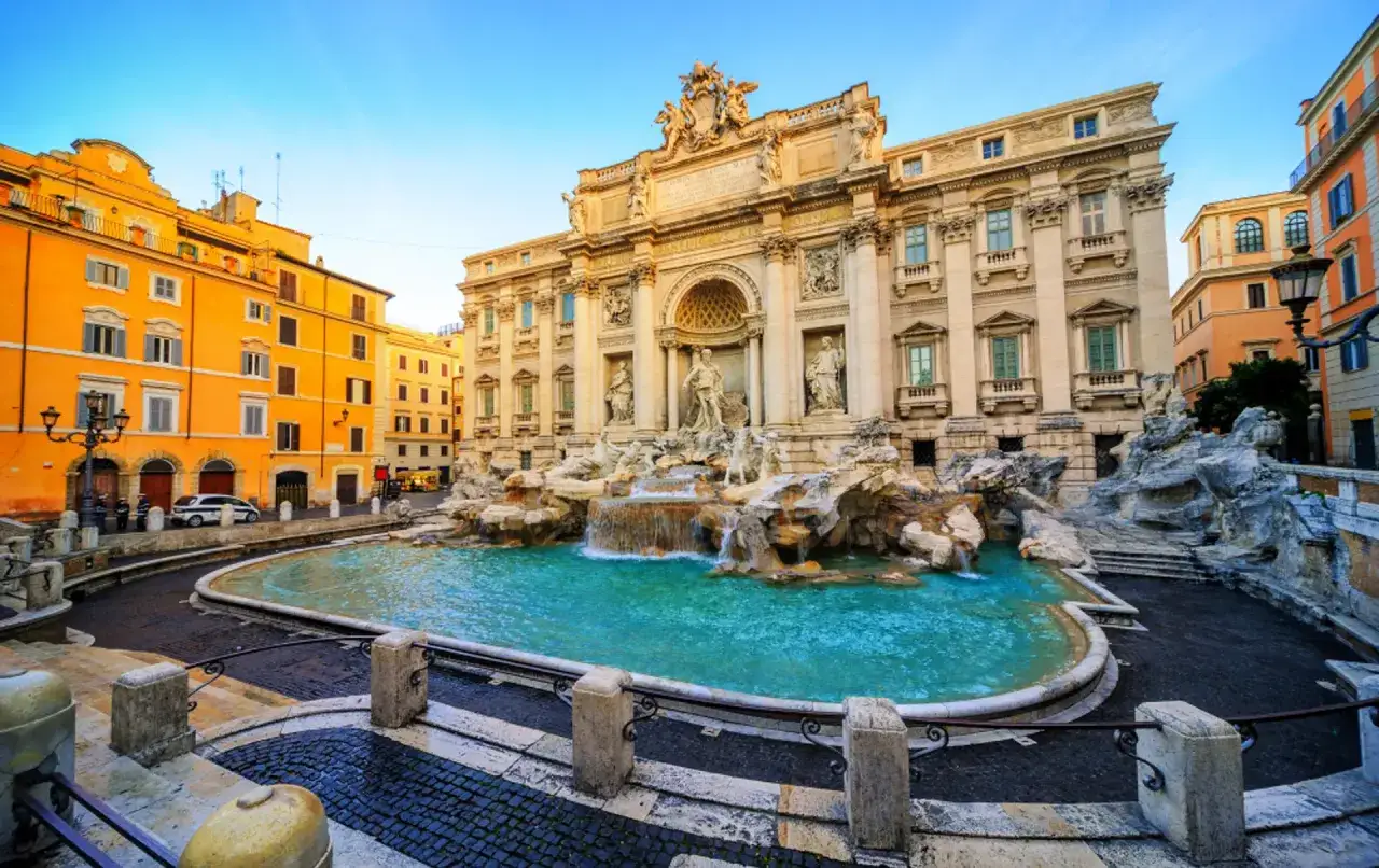 Fontana di Trevi, en av de mest ikoniska sevärdheterna, är ett måste i Rom. Dess magnifika skulpturer och porlande vatten skapar en magisk atmosfär.
