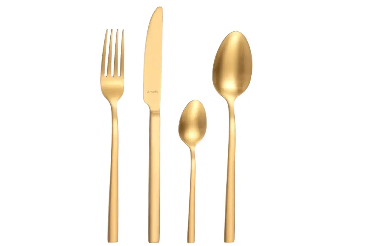 Ensemble de couverts dorés en inox 18/0 : fourchette, couteau, petite et grande cuillère.