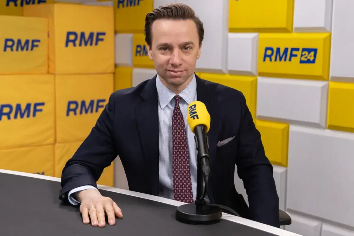 Kiedy Bosak był u Wojewódzkiego, siedział przed żółtym mikrofonem RMF FM, w garniturze i krawacie, na tle ścian z logo stacji.