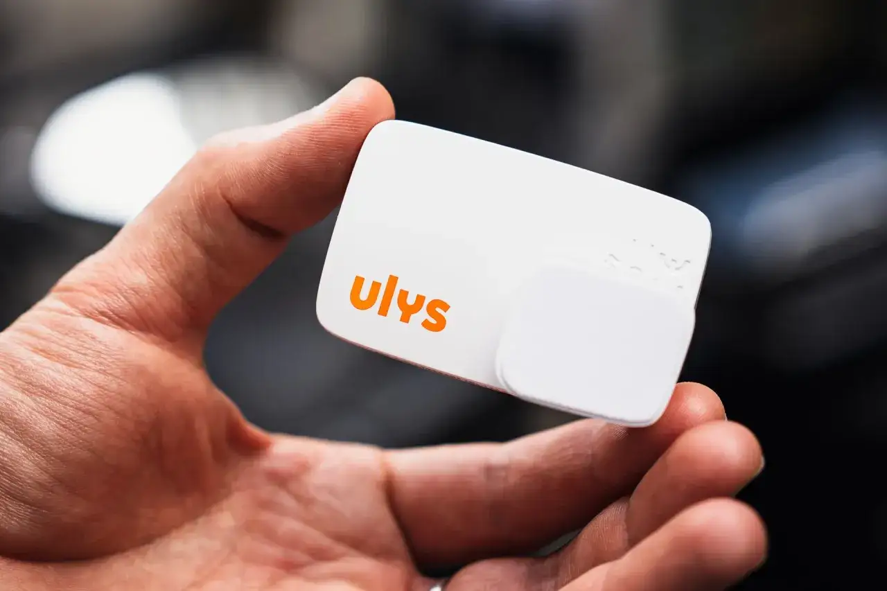 Une main tient un badge Ulys. Découvrez telepeage comment ça fonctionne pour simplifier vos trajets.
