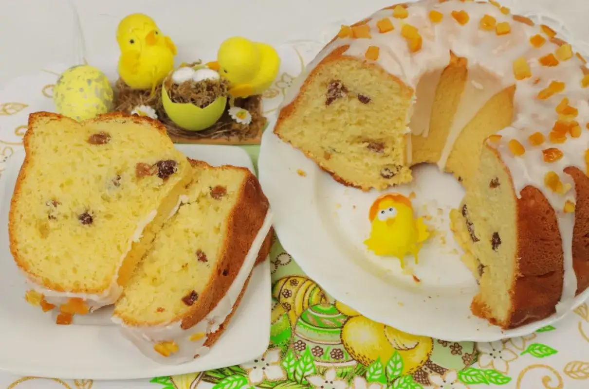 Babka drożdżowa przepis babci, puszysta, z rodzynkami i lukrem, ozdobiona kandyzowaną skórką pomarańczową. Idealna na Wielkanoc.