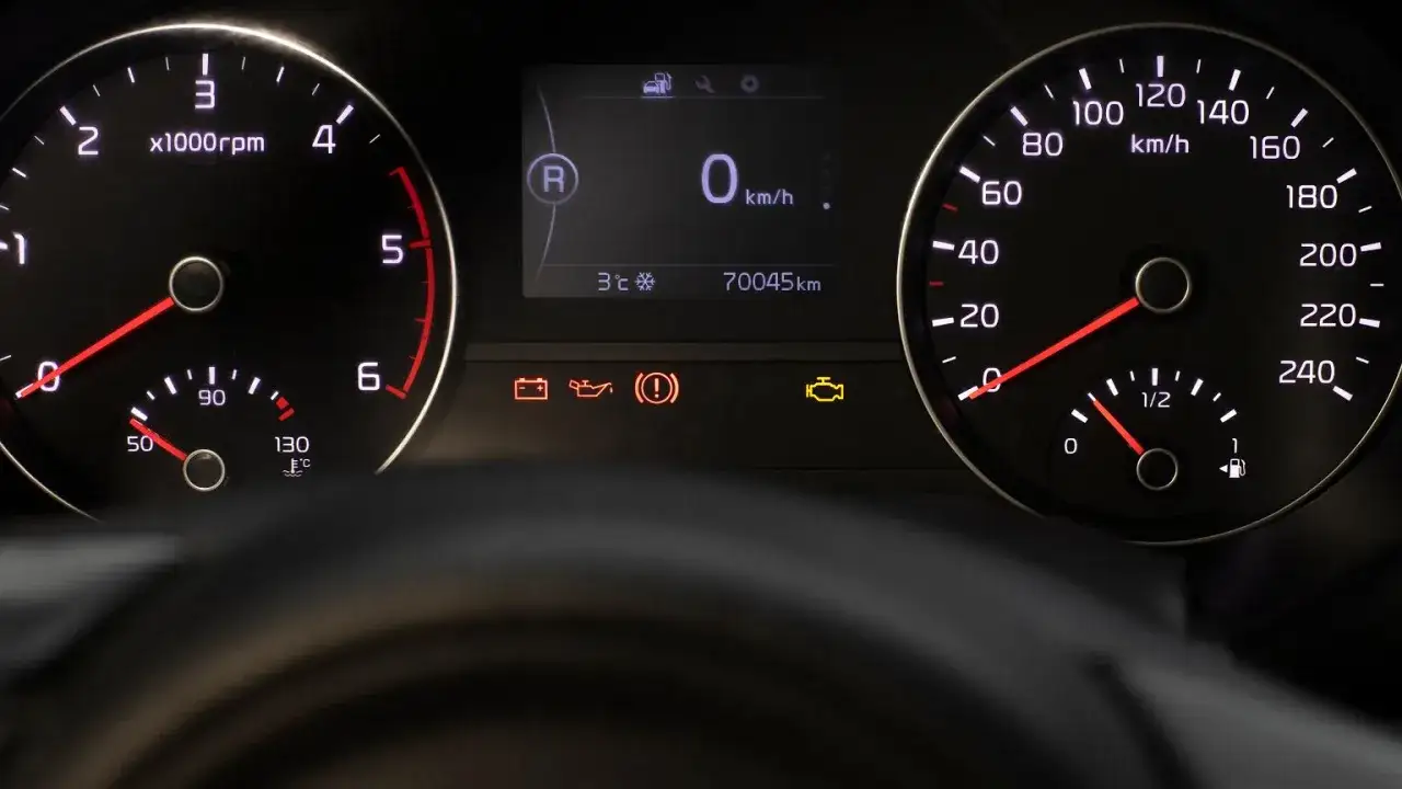Kontrolki świecą się, a samochód nie ma mocy i szarpie. Na liczniku 70045 km.