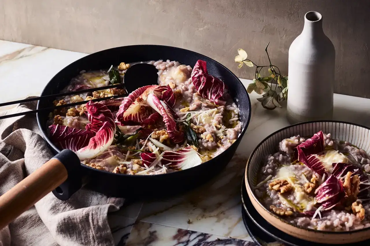 Cremiges Radicchio Risotto nach Ottolenghi-Art, garniert mit Walnüssen und Parmesan.