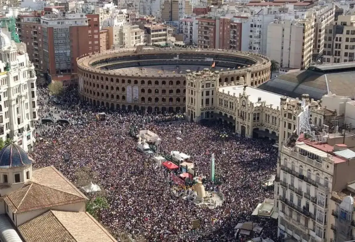 Multitudinaria plaza de toros de Valencia, lista para la masclet&agrave;. Miles de personas esperan el estruendo pirot&eacute;cnico.