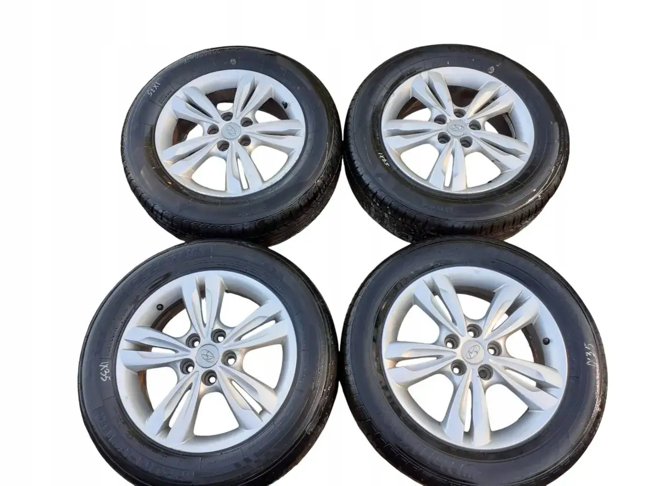 Cztery koła z felgami do Hyundai ix35. Widoczny rozmiar opon na jednej z opon.