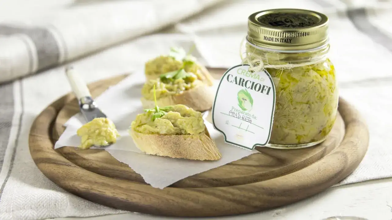 Crema di carciofi su crostini, un antipasto sfizioso. Perfetta per tartine o come condimento.