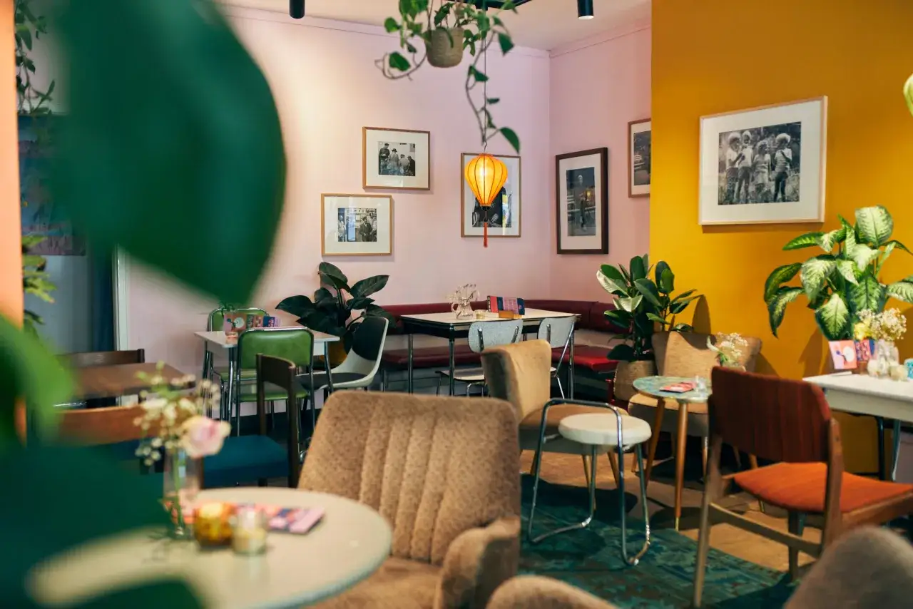 Gem&uuml;tliches Caf&eacute; mit Retro-M&ouml;beln und Kunst an den W&auml;nden &ndash; ein echter Geheimtipp in Bochum f&uuml;r entspannte Stunden.