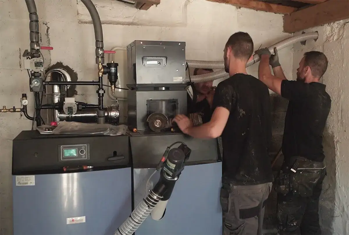 Techniciens installant une nouvelle chaudière, une étape clé pour l'aide au remplacement de chaudière gaz.