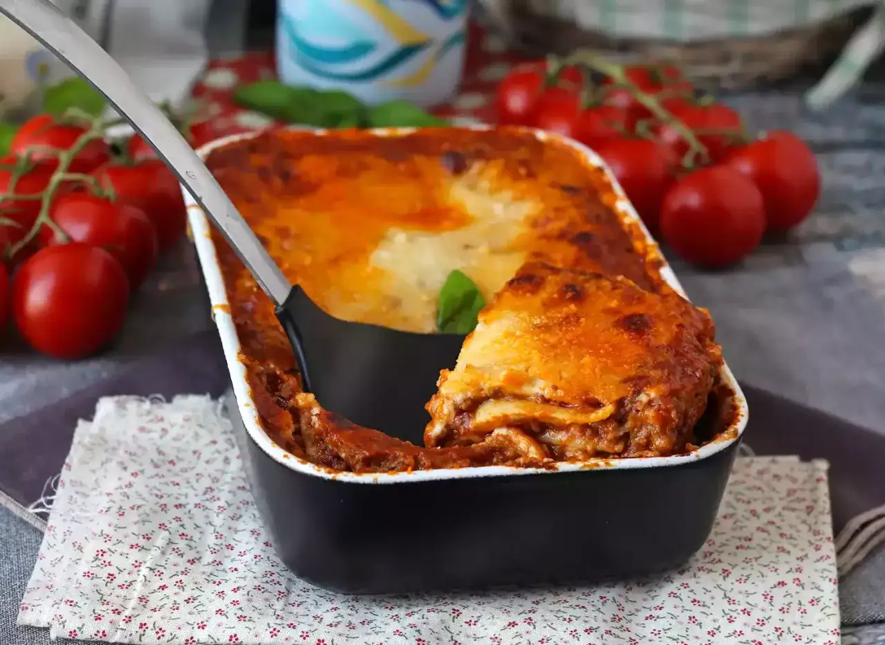 En härlig lasagne bolognese med gyllene ost och en generös köttfärssås. Perfekt för en mysig middag.