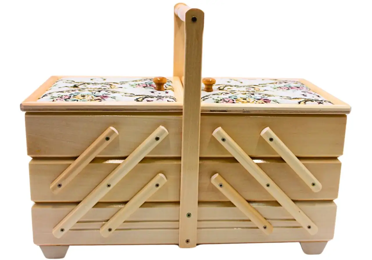 Costurero peque&ntilde;o de madera con tapa floral y asa. Ideal para guardar hilos y agujas.