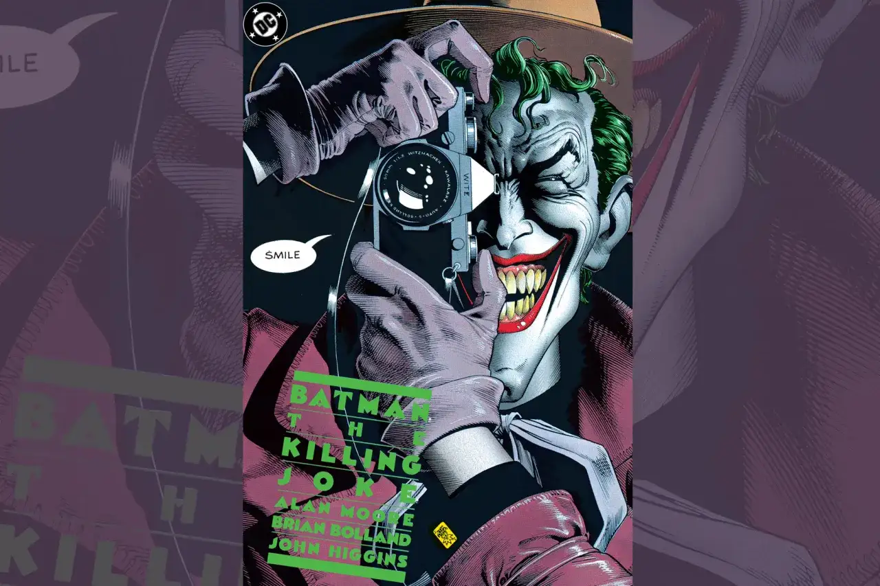 Le Joker, dont le vrai nom reste un mystère, prend une photo avec un appareil.