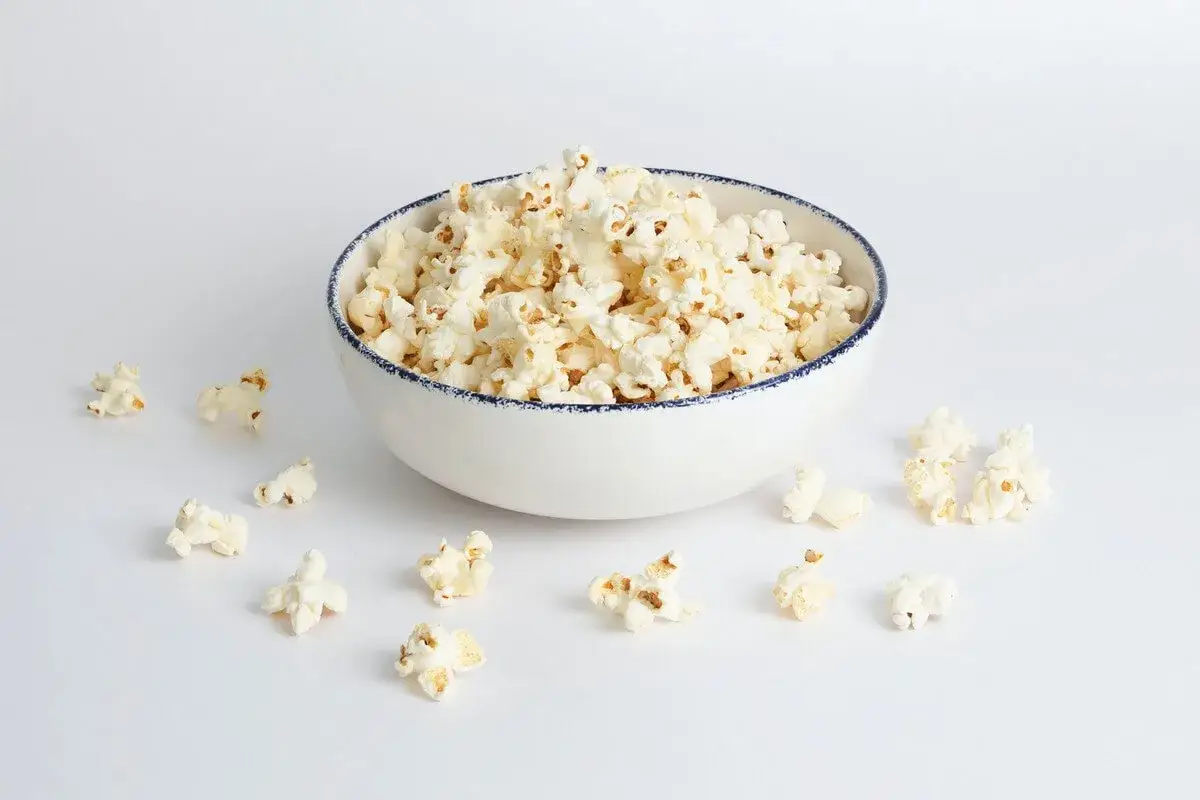 Pyszny popcorn w misce, idealny do filmu. Dowiedz się, jak zrobić popcorn w garnku, by cieszyć się domową przekąską.