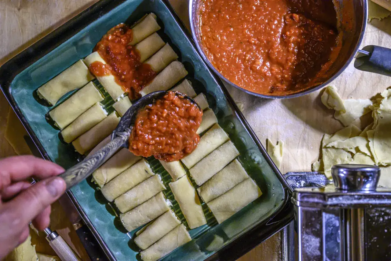 Fyller cannelloni med tomats&aring;s, ett steg i ett l&auml;ckert cannelloni recept.