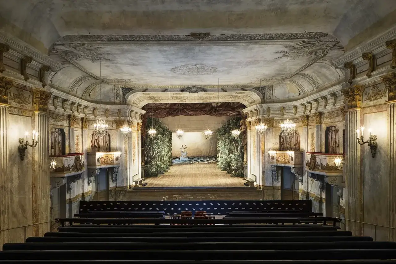 Drottningholms teater, en historisk scen med detaljerad dekor, bjuder in till en tidl&ouml;s f&ouml;rest&auml;llning.