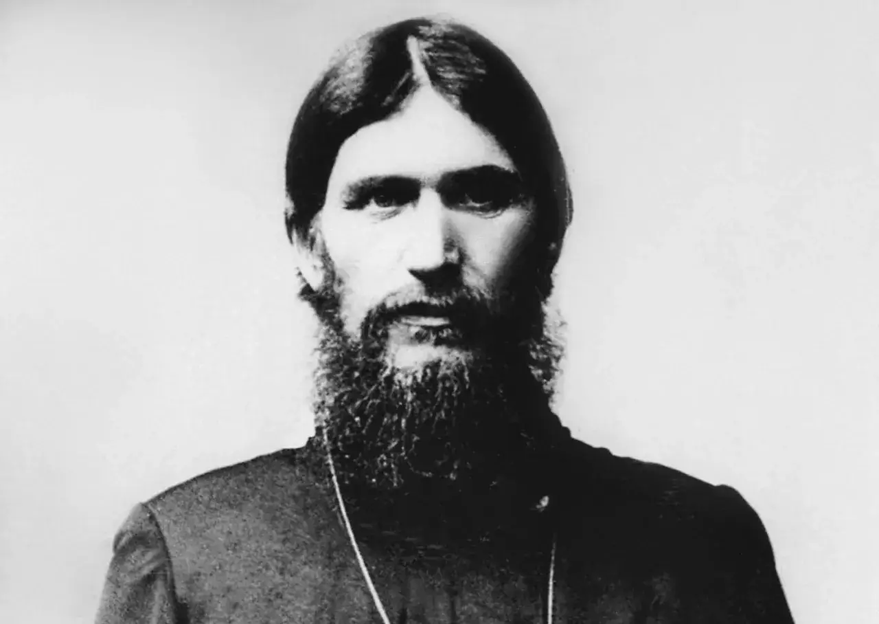 Portret Grigorija Rasputina, rosyjskiego mistyka o charakterystycznej brodzie i przenikliwym spojrzeniu.