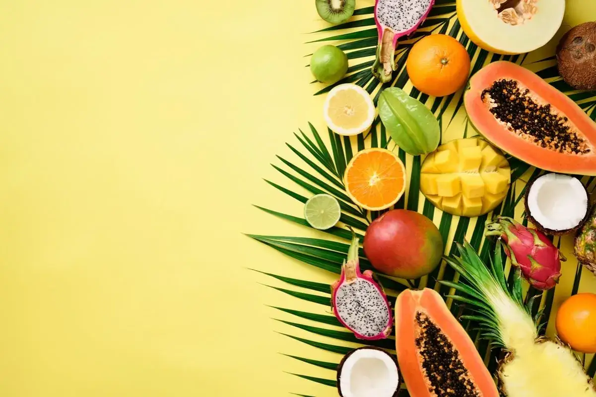 Tropikalne owoce: mango, papaja, smoczy owoc, pomarańcze, cytryna, limonka, kiwi, ananas, kokos, melon. Czy galaretka z mango stężeje?