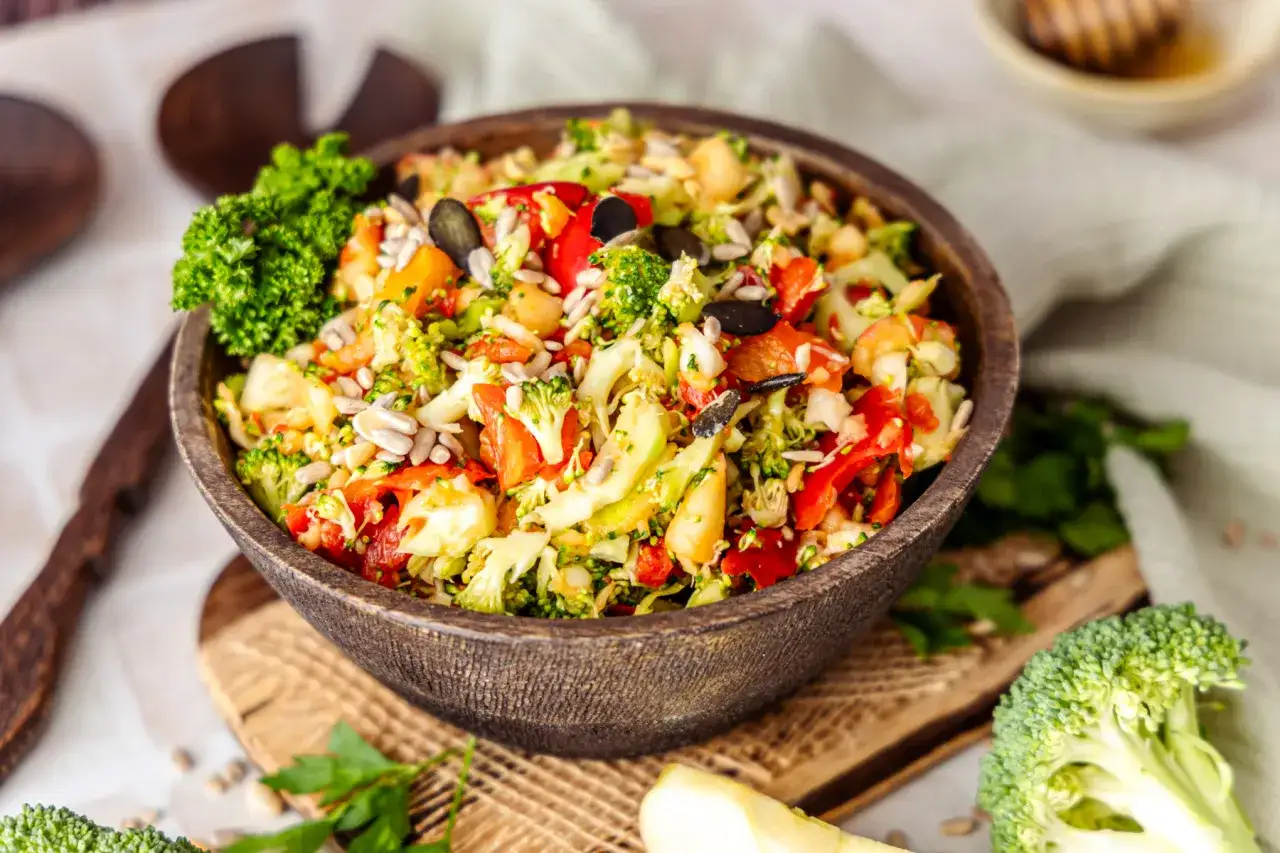 Frischer Brokkolisalat mit Paprika, Kichererbsen und Kernen, zubereitet im Thermomix. Ein bunter Genuss!