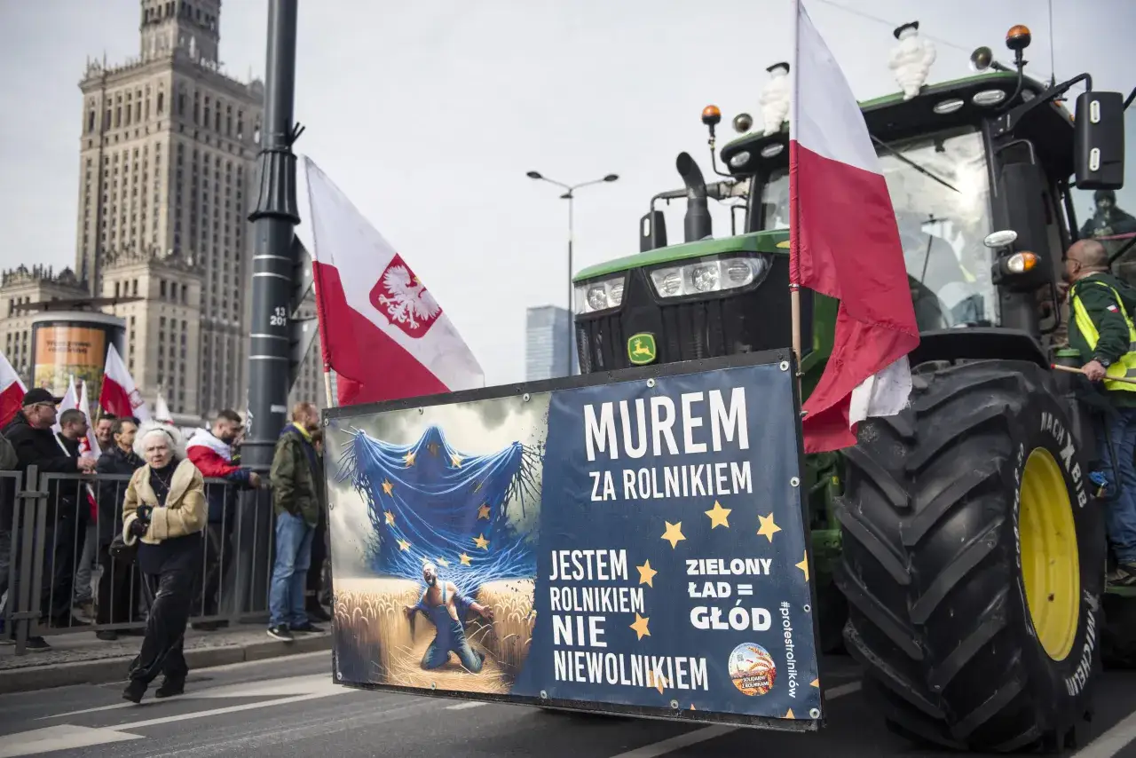 Traktor z polską flagą i transparentem 